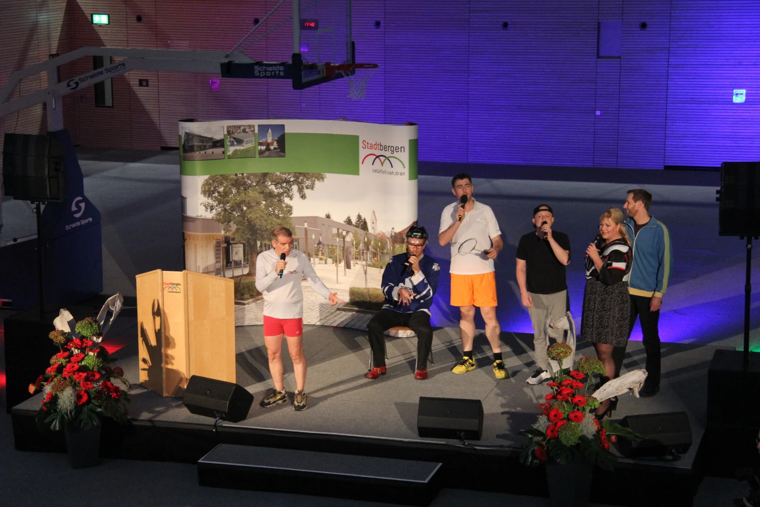 Bühnenprogramm bei der Sporthallen-Einweihung mit Stadtbergen-Messewand