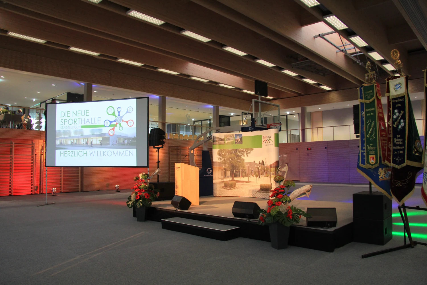Bühne mit Videoleinwand: Die neue Sporthalle Stadtbergen — Herzlich Willkommen