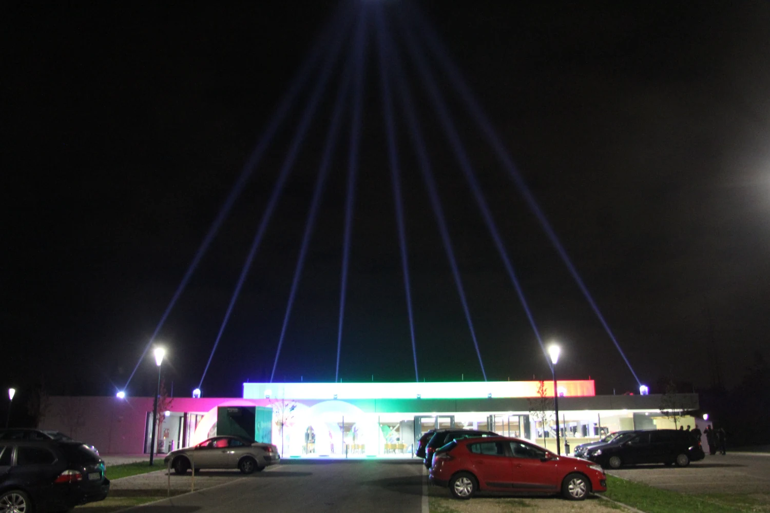 Lichtinstallation mit Suchscheinwerfern bei der Sporthallen-Einweihung Stadtbergen, umgesetzt von easy Veranstaltungstechnik